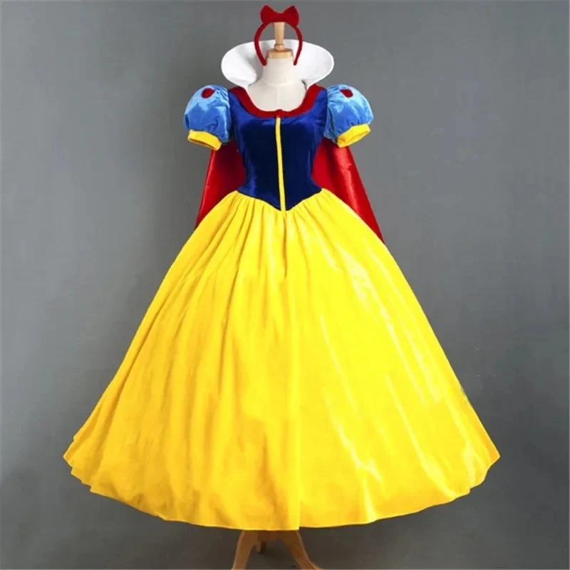 Vestido da Branca de Neve em manequim, com mangas bufantes, capa e laço
