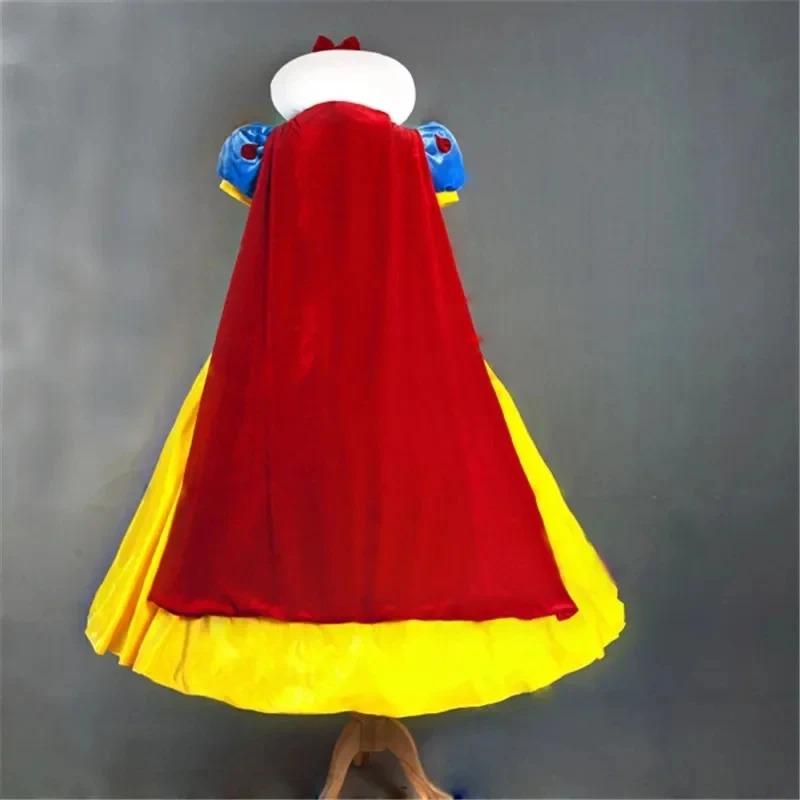 Capa vermelha nas costas do vestido da Branca de Neve, em manequim