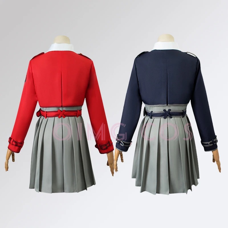 Costas dos uniformes vermelho e azul-marinho de Chisato e Takina, Lycoris Recoil