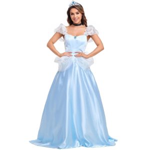 Modelo com o vestido longo azul-claro da Cinderela, mangas de tule e tiara