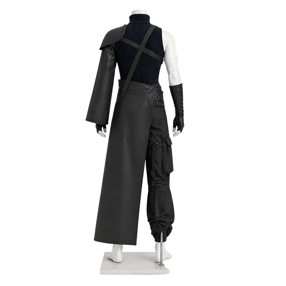 Cosplay do Cloud Strife, de Final Fantasy VII, de costas e de lado