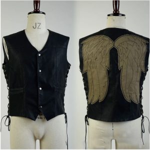 Colete preto do Daryl Dixon, de The Walking Dead, com asas bordadas nas costas