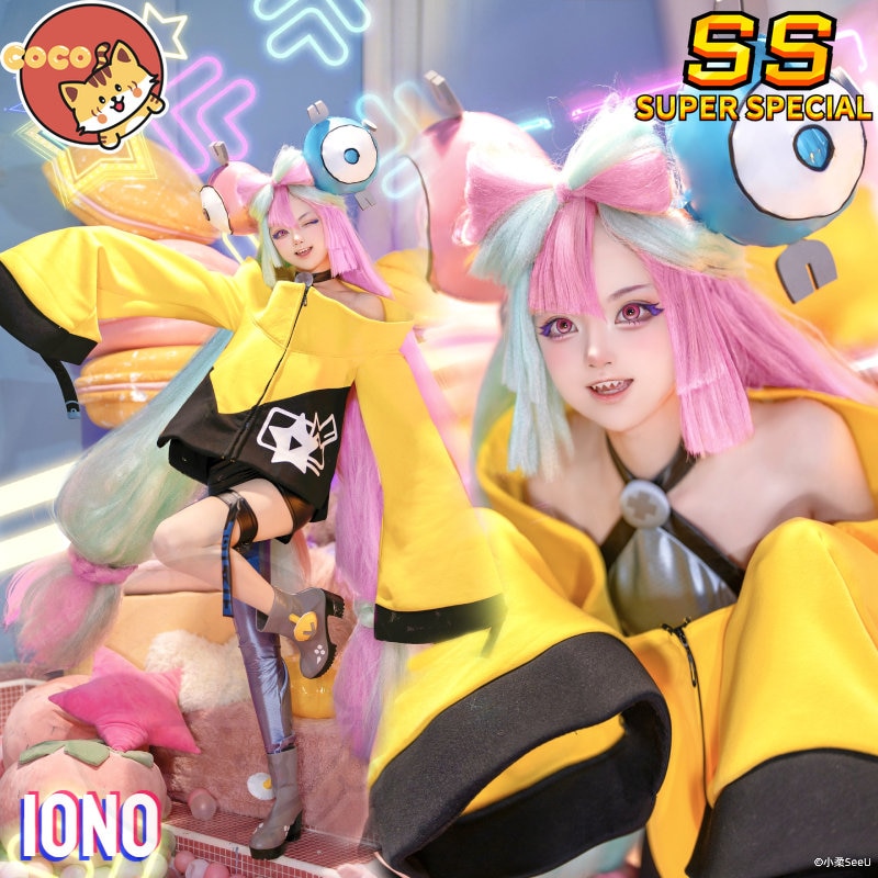 Modelo com cosplay da Iono, de Pokémon Scarlet and Violet, casaco amarelo e peruca rosa e azul