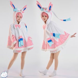 Modelo com vestido de cosplay do Sylveon, de Pokémon, com capuz rosa e branco e laços