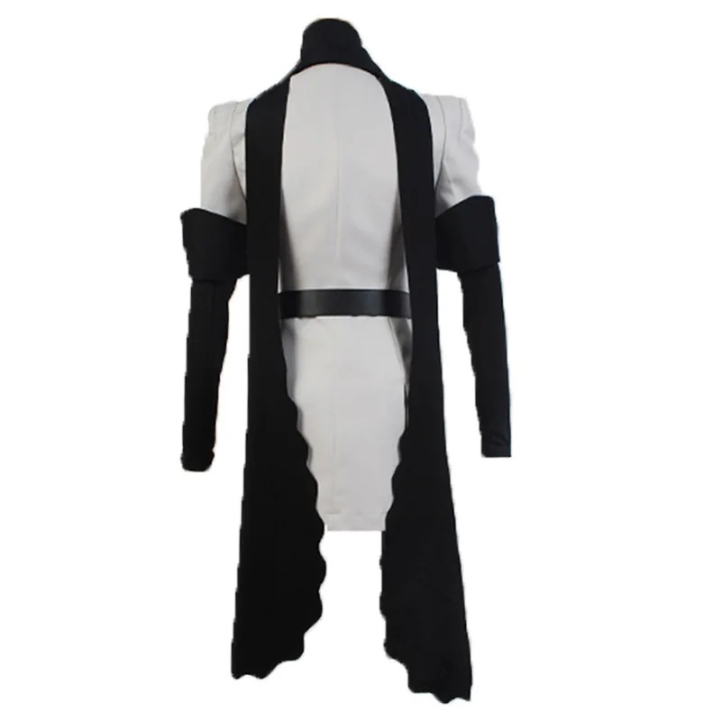 Casaco branco por trás, com a capa preta, no cosplay da Esdeath