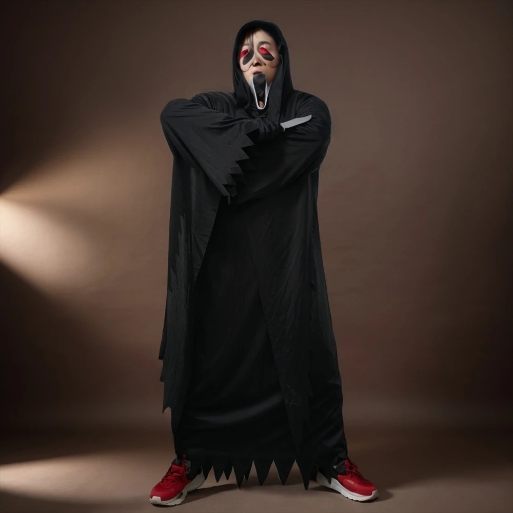 Pessoa de máscara branca alongada vestindo a túnica preta do Ghostface, de Pânico