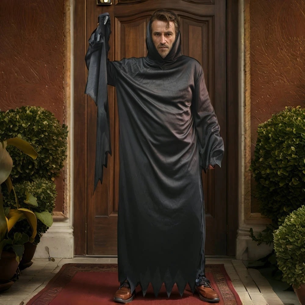 Homem diante de uma porta de madeira com a túnica preta com capuz do Ghostface