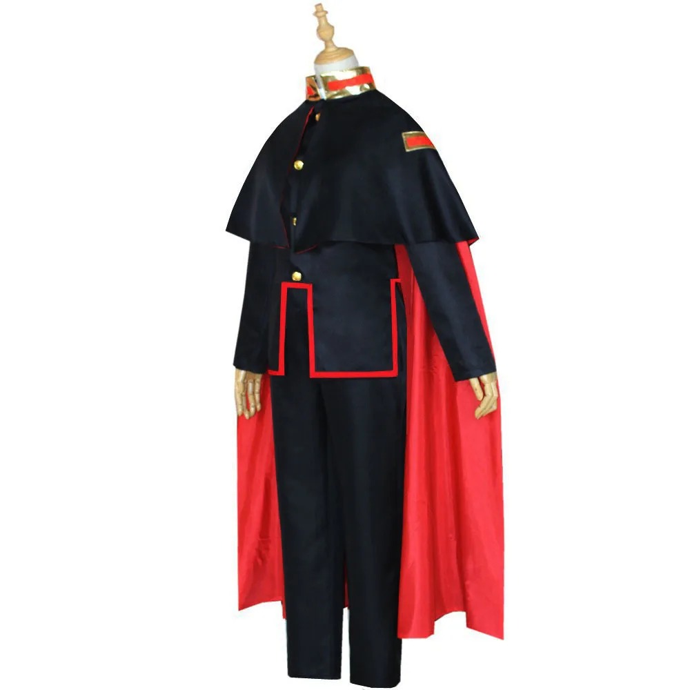 Cosplay do Hanako-kun de lado, com capa preta de forro vermelho e uniforme de barra vermelha