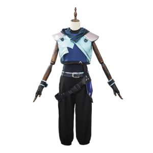 Cosplay da Jett, de Valorant, com jaqueta azul-clara de capuz, blusa azul, calça preta, cinto tático e luvas