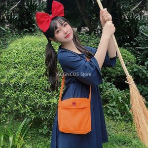 Conjunto da Kiki com vestido azul-marinho, laço vermelho, bolsa laranja e vassoura