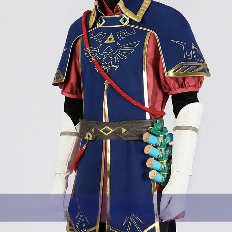 Close do uniforme da Guarda Real com brasão de Hyrule no peito e cinto de contas verdes