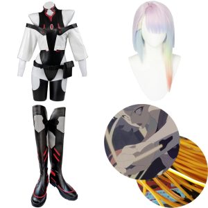 Cosplay da Lucy, de Cyberpunk: Edgerunners, com traje branco e preto, botas, peruca prateada e lentes