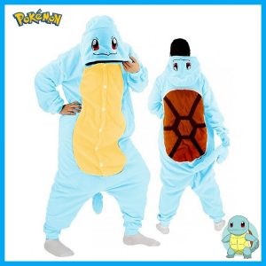 Macacão pijama azul do Squirtle, de Pokémon, com barriga amarela e casco marrom nas costas