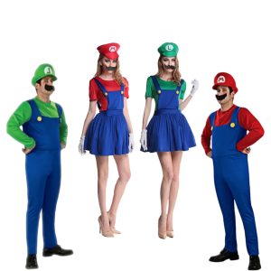 Casais com o cosplay de Luigi e de Mario de Super Mario Bros, nas versões masculina e feminina