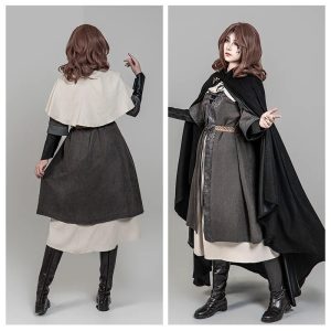 Cosplay da Melina, de Elden Ring, com capa preta de capuz, túnica cinza e saia bege, de frente e de costas