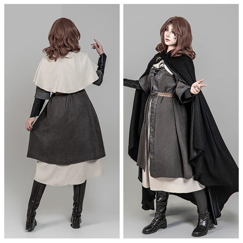 Cosplay da Melina, de Elden Ring, com capa preta de capuz, túnica cinza e saia bege, de frente e de costas