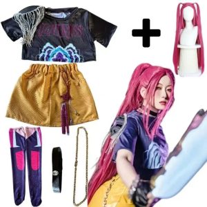 Traje da Mira de Guerreiras do K-Pop: top preto estampado, saia dourada, meias e cinto, com peruca rosa