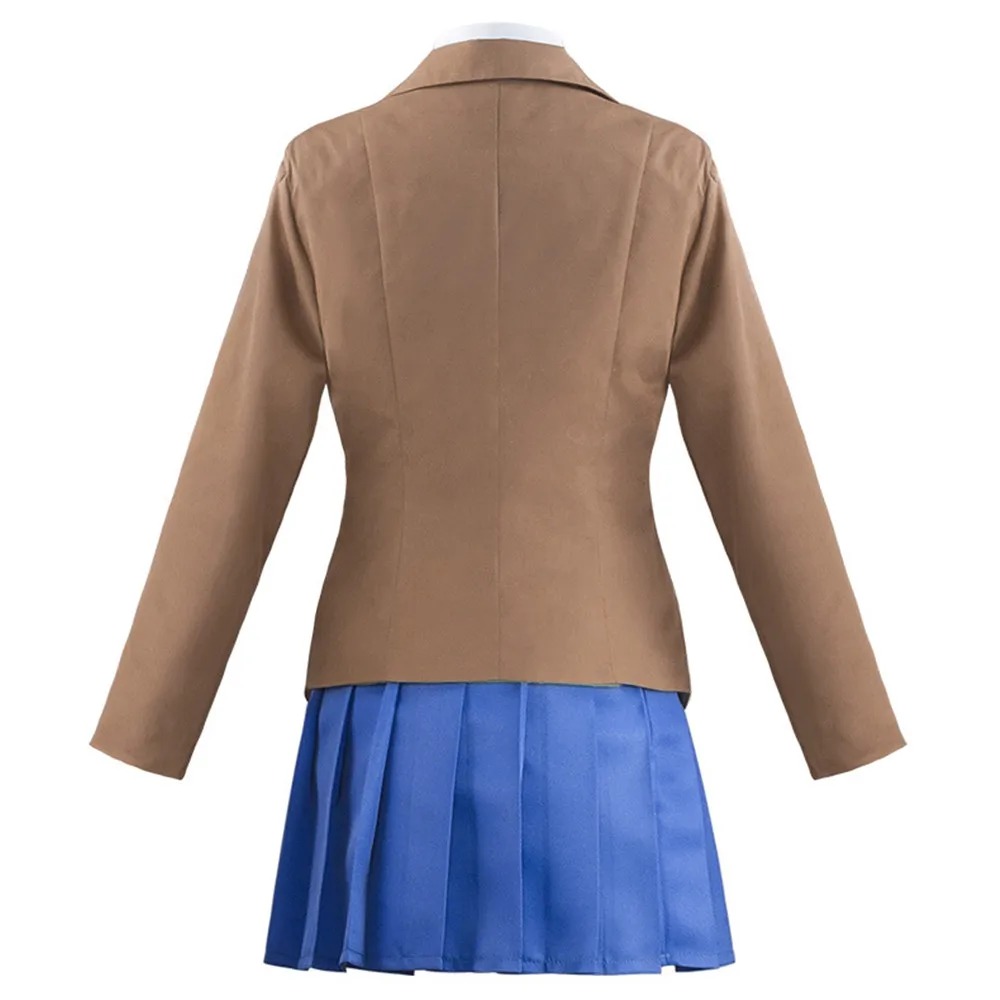 Costas do blazer marrom e da saia azul plissada do cosplay da Monika, de Doki Doki Literature Club