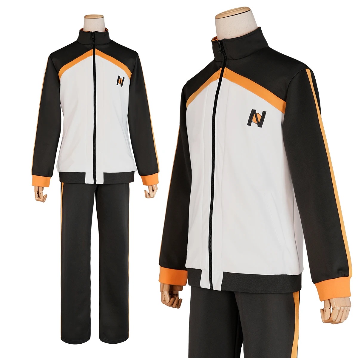 Natsuki Subaru, cosplay de Re:Zero com jaqueta de agasalho preta e branca, detalhes laranja e calça preta