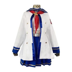 Cosplay da Oguri Cap, de Uma Musume, de frente, com casaco branco de barras azuis, lenço vermelho e saia azul