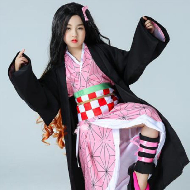 Modelo com o cosplay da Nezuko Kamado, de Demon Slayer: quimono rosa e haori preto