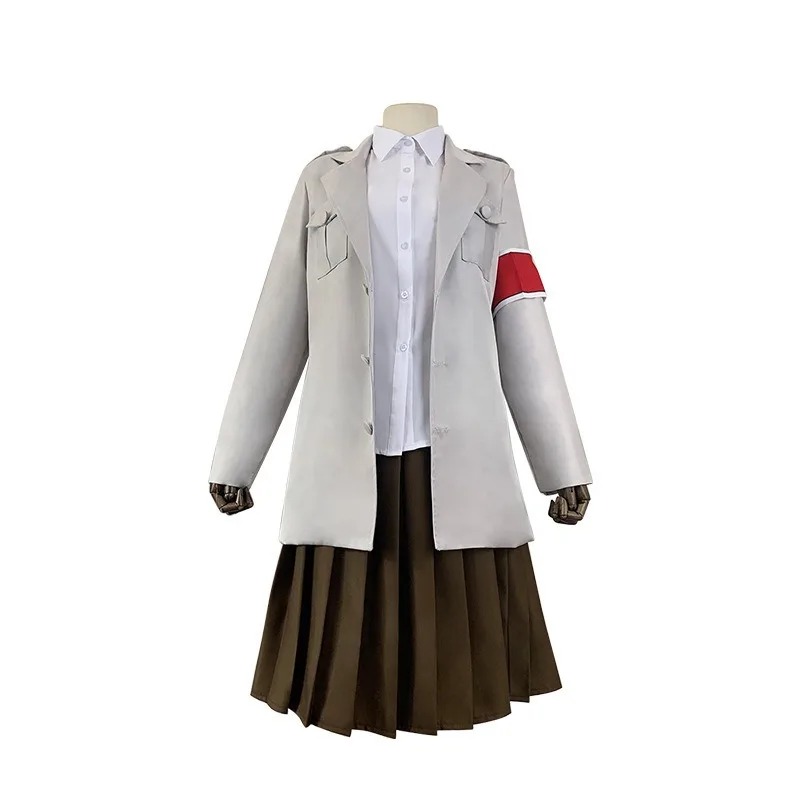 Cosplay da Pieck Finger, de Attack on Titan, de frente: casaco cinza, camisa branca e saia plissada marrom