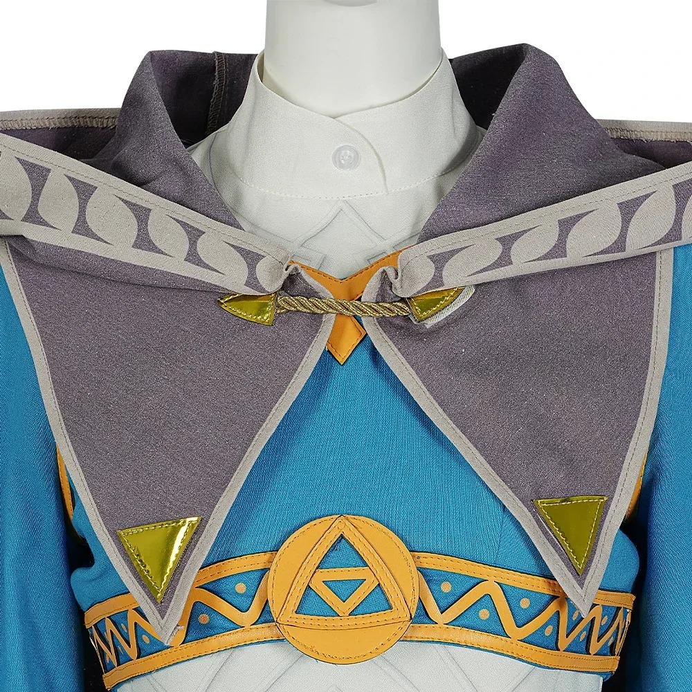 Close do capuz lilás e do broche triangular dourado do cosplay da Zelda