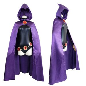 Cosplay da Ravena, de Jovens Titãs: capa roxa com capuz e body preto com cinto vermelho