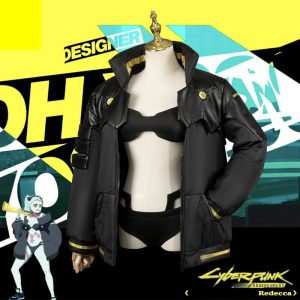 Cosplay da Rebecca, de Cyberpunk: Edgerunners, com jaqueta preta grande sobre top e short pretos