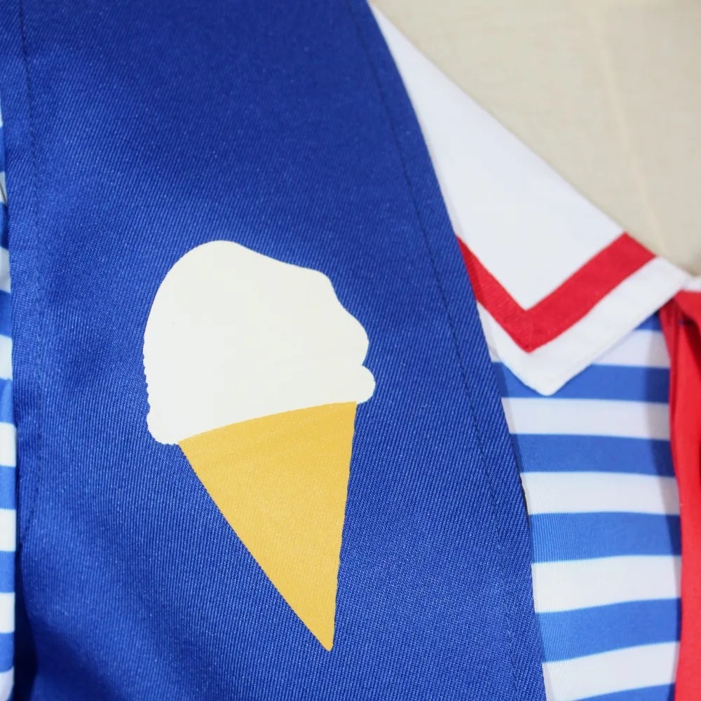 Sorvete bordado no colete azul do uniforme Scoops Ahoy