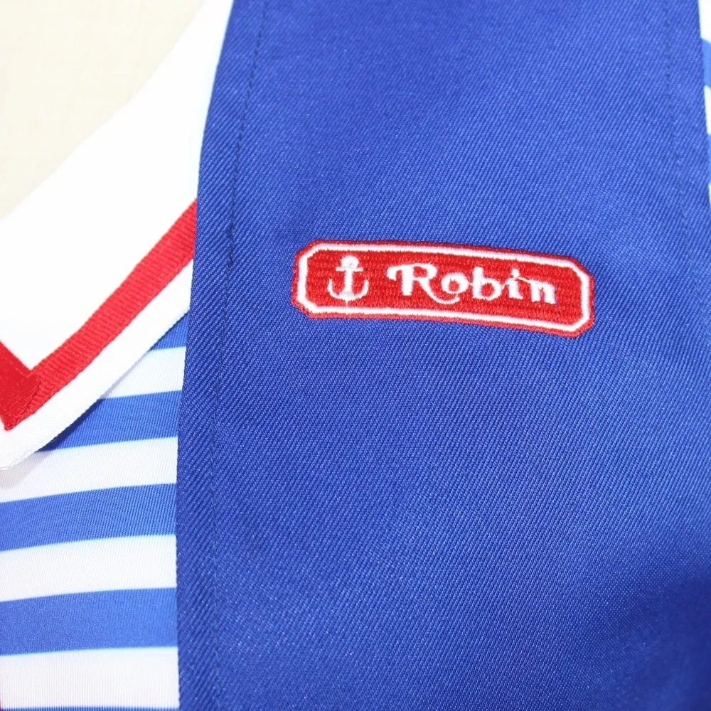 Nome Robin bordado no colete azul do uniforme Scoops Ahoy