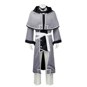 Traje do Rudeus Greyrat num manequim, com xale cinza de capuz e cinto branco