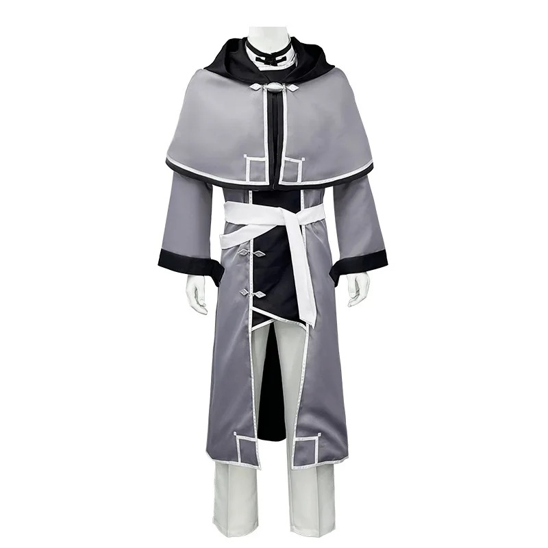 Traje do Rudeus Greyrat num manequim, com xale cinza de capuz e cinto branco