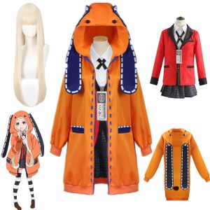 Cosplay da Runa Yomotsuki, de Kakegurui, com casaco laranja de capuz, uniforme vermelho e peruca loira