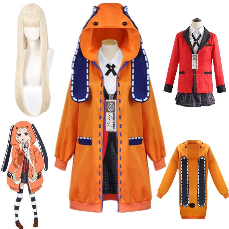 Cosplay da Runa Yomotsuki, de Kakegurui, com casaco laranja de capuz, uniforme vermelho e peruca loira