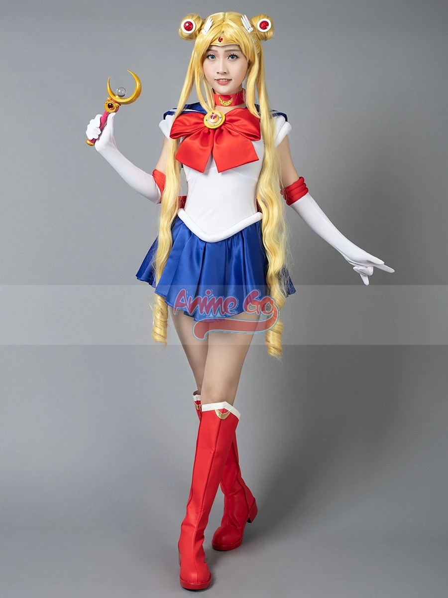 Modelo com o uniforme da Sailor Moon: laços vermelhos, luvas brancas e botas