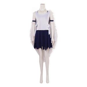 Cosplay da San em manequim, com colete branco, saia azul-marinho, capa de pelo e colar