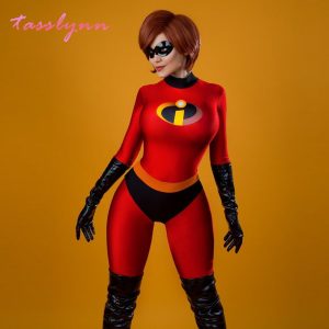 Modelo com o cosplay da Sra. Incrível, de Os Incríveis: macacão vermelho, luvas e máscara