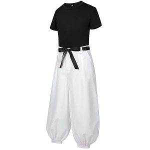 Camiseta preta e calça branca larga com faixa na cintura do cosplay do Toji Fushiguro