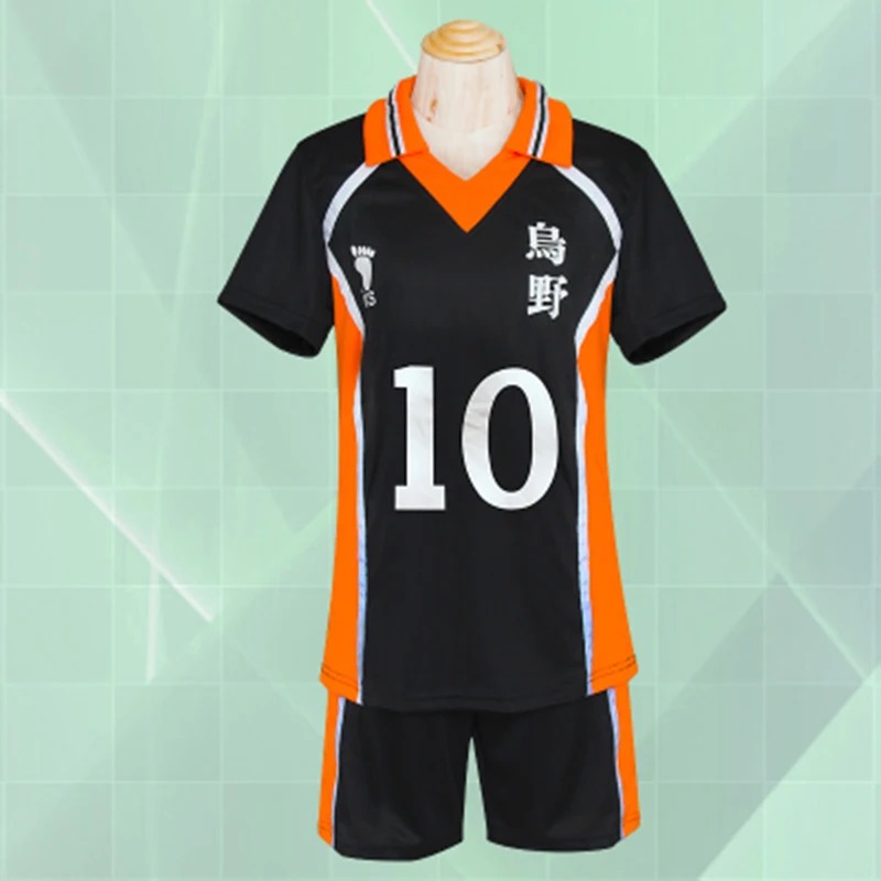 Uniforme do Karasuno nº 10 do Hinata, de Haikyuu!!: camisa preta e laranja com short, num manequim