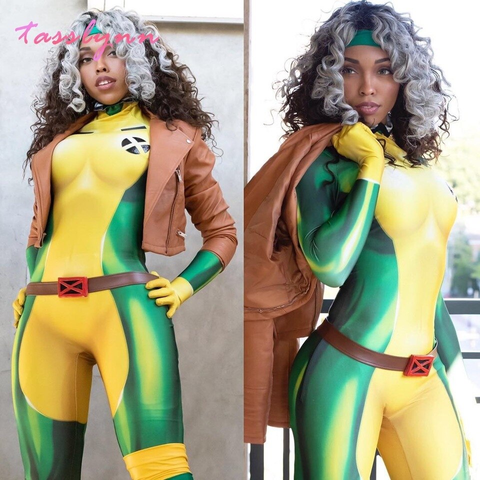 Modelo com o cosplay da Vampira, de X-Men: macacão verde e amarelo e jaqueta marrom