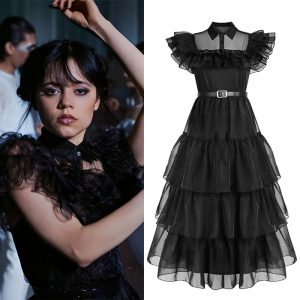 Vestido preto de babados com gola da Wandinha Addams, da série da Netflix