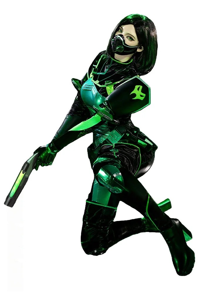 Modelo ajoelhada com o cosplay da Viper, de Valorant, mostrando ombreiras, cinto, botas e acessório de mão