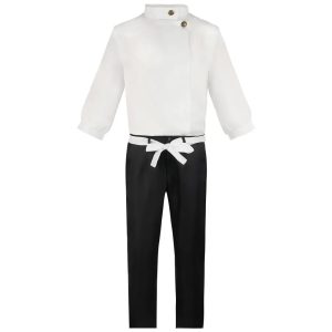 Uniforme branco do Yuta Okkotsu, de Jujutsu Kaisen, com blusa de gola alta, calça preta e faixa