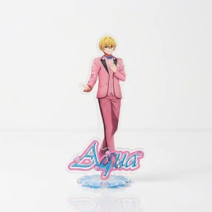 Aqua Hoshino, de Oshi no Ko, em display de acrílico, de terno rosa e microfone, com o nome azul na base