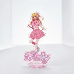 Ruby Hoshino, de Oshi no Ko, em display de acrílico, de vestido rosa, com o nome em letras cor-de-rosa na base