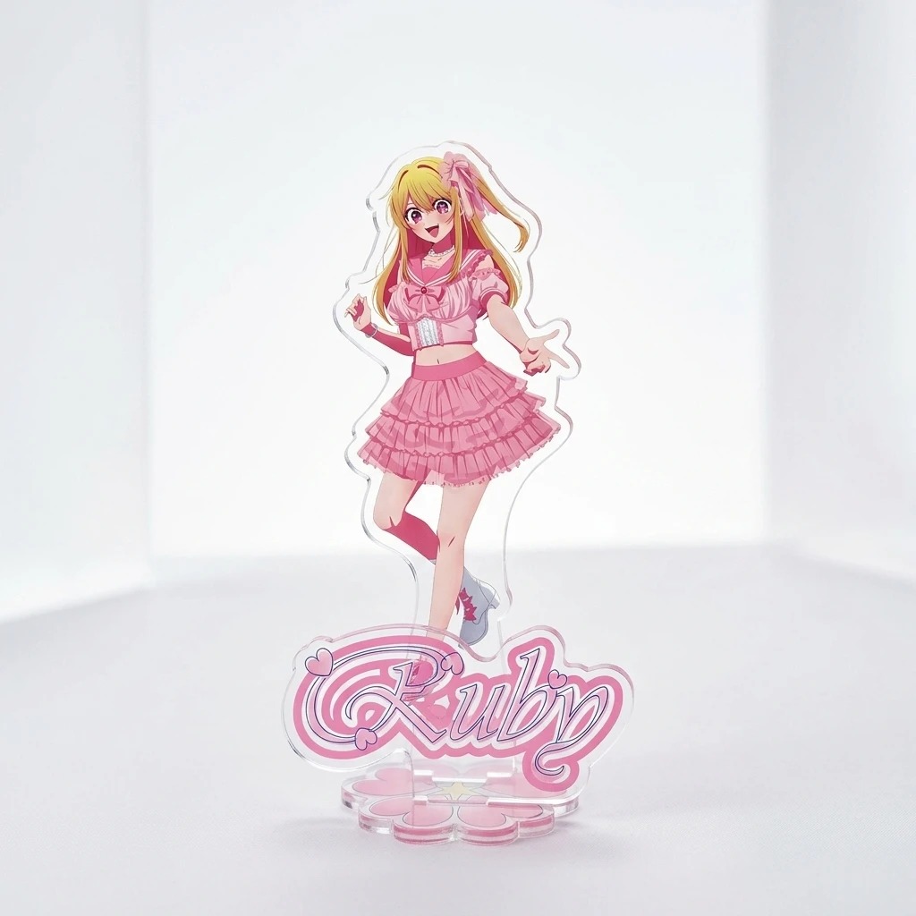 Ruby Hoshino, de Oshi no Ko, em display de acrílico, de vestido rosa, com o nome em letras cor-de-rosa na base