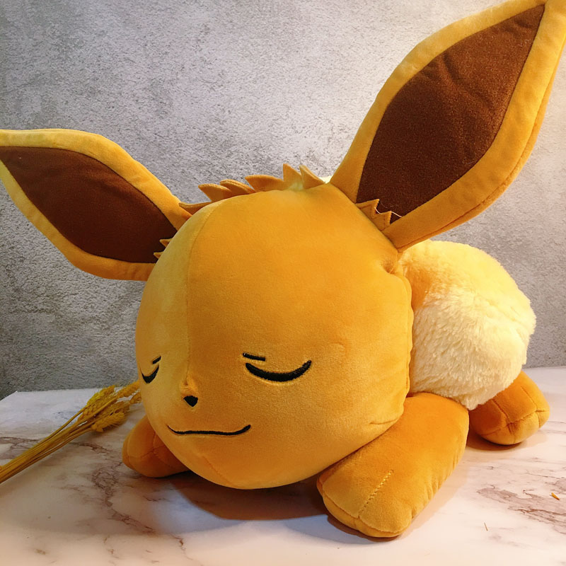 Pelúcia do Eevee, de Pokémon, dormindo deitado, marrom com cauda creme