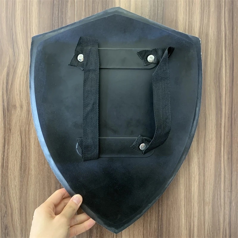 Parte de trás do escudo Hylian, com alças pretas para segurar