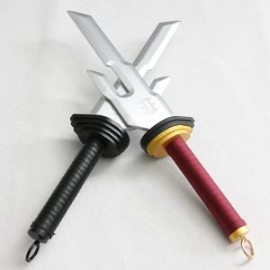 Duas espadas de prop do Toji, uma de cabo vermelho e dourado e outra de cabo preto